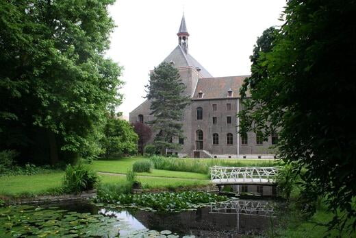 zicht op de karmel van Gent vanuit de tuin